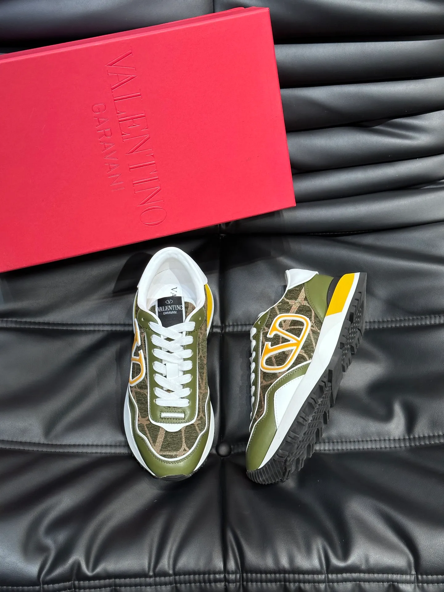 P540💰 Product trademark: VALENTINO "Valentino" Regular size: 38-44 [45 customized] Product materials: Warren men's casual sports shoes, made of multi-material splicing, calf leather stitched with suede cowhide, fabric mesh upper, fabric tongue decorated with brand badge, rubber rivet decorative details on the heel, rivet rubber outsole, non-slip, wear-resistant and shock-absorbing, pure cotton inner foot pad, comfortable and breathable, comes with original box packaging bag!